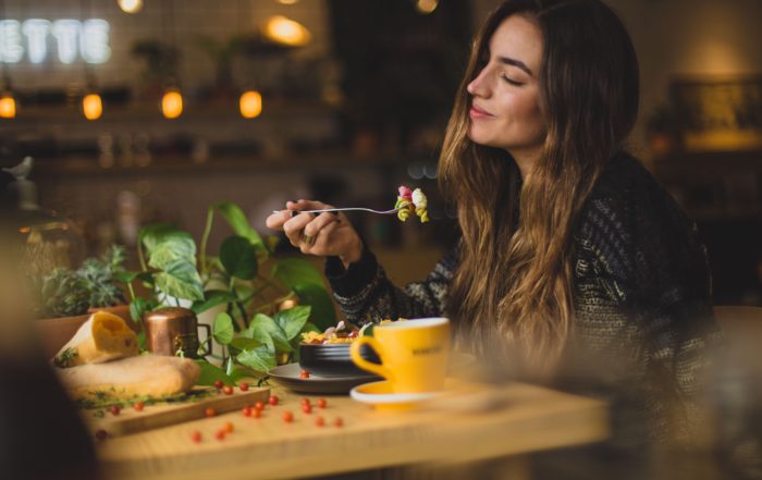 Junge Frau isst vegan