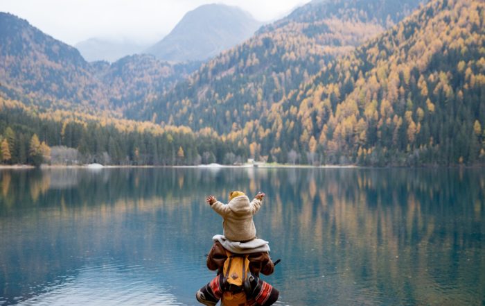 Mann mit Kind ist glücklich in der Natur