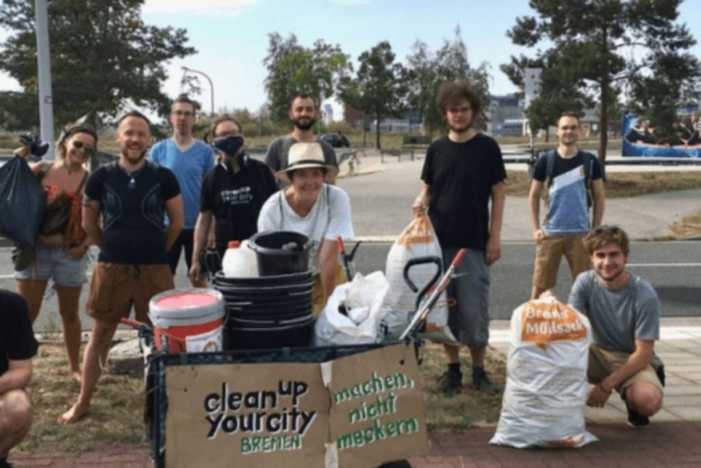 Eine Clean-Up Gruppe mit Müll