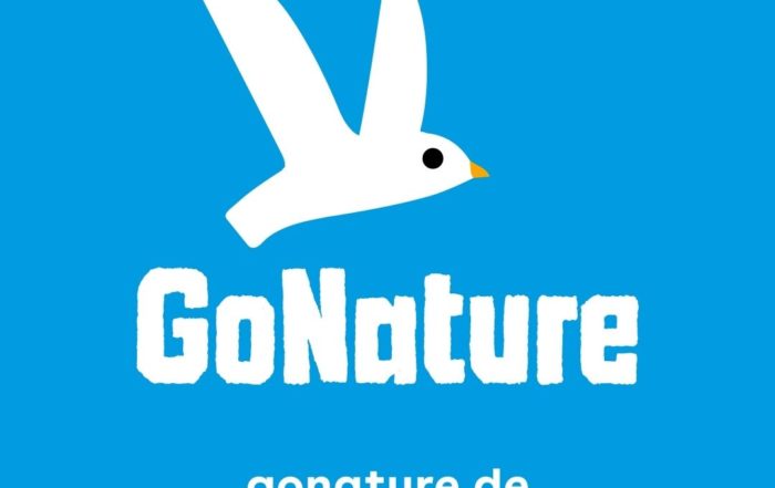 Der Hintergrund ist blau. In weißer Schrift steht unten: gonature.de In der Mitte des Bildes ist das GoNature Logo mit einem weißen Vogel abgebildet.