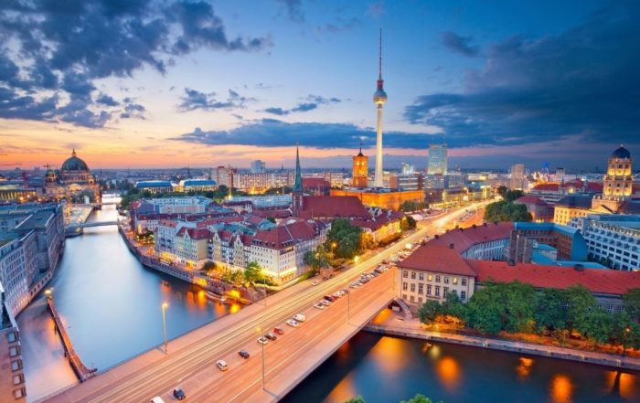 Ein Bild von Berlin mit Fernsehturm im Hintergrund während der Blauen Stunde.