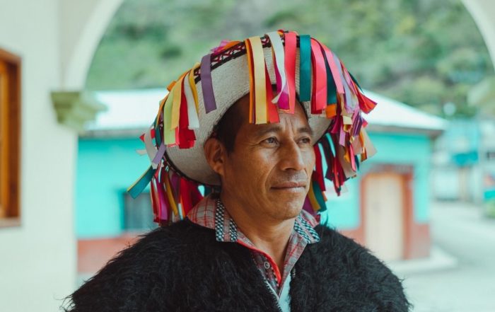Ein indigener Mensch steht in seinem Dorf. Er leidet mit anderen unter dem Phänomen Grüner Kolonialismus