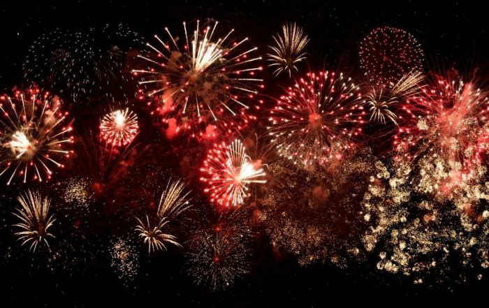 Ein buntes Feuerwerk am schwarzen Nachthimmel.