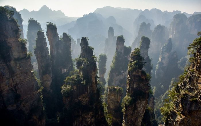 Auf dem Bild sind Berge und Natur zu sehen, die an die Natur aus Avatar 2 erinnern.